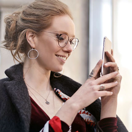 lady using apple pay