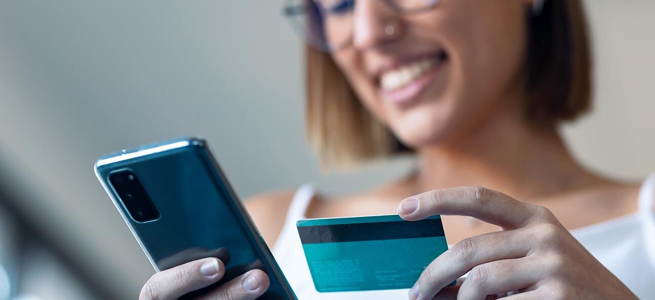 a lady paying using credit card through the phone